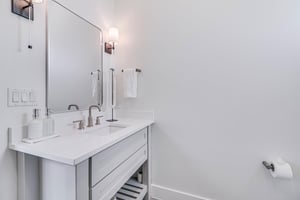 Queen Bathroom, 2nd Floor