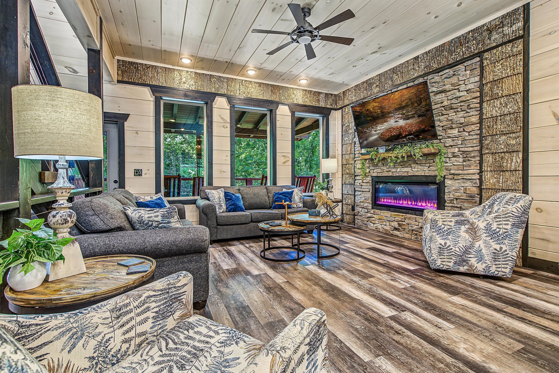 Living Room w electric fireplace