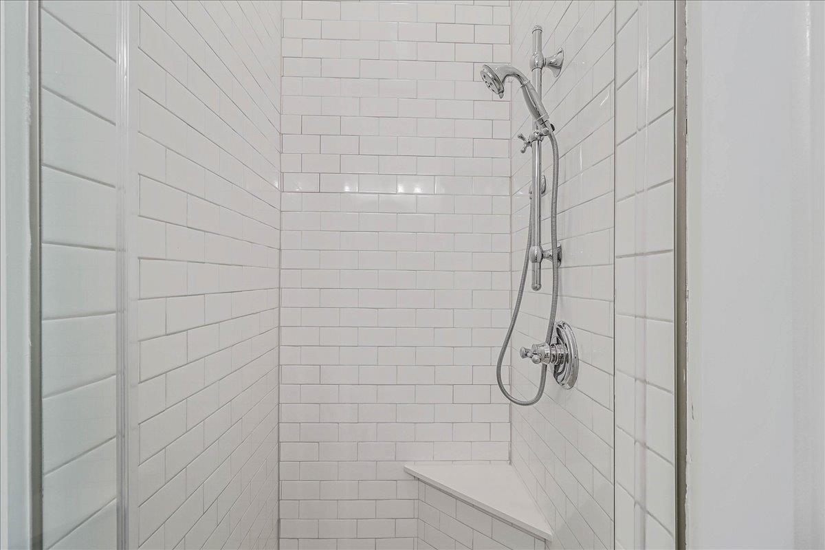 Third King Bathroom, 1st Floor