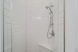 Third King Bathroom, 1st Floor