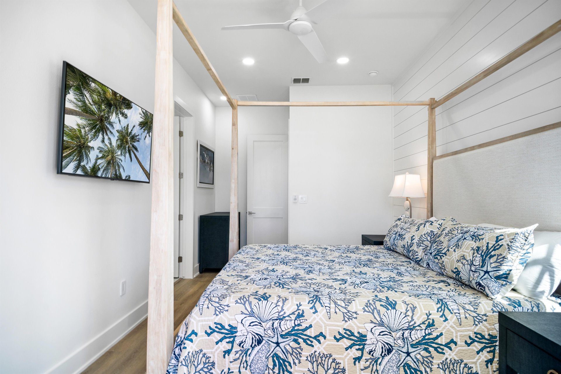 King Bedroom, 1st Floor