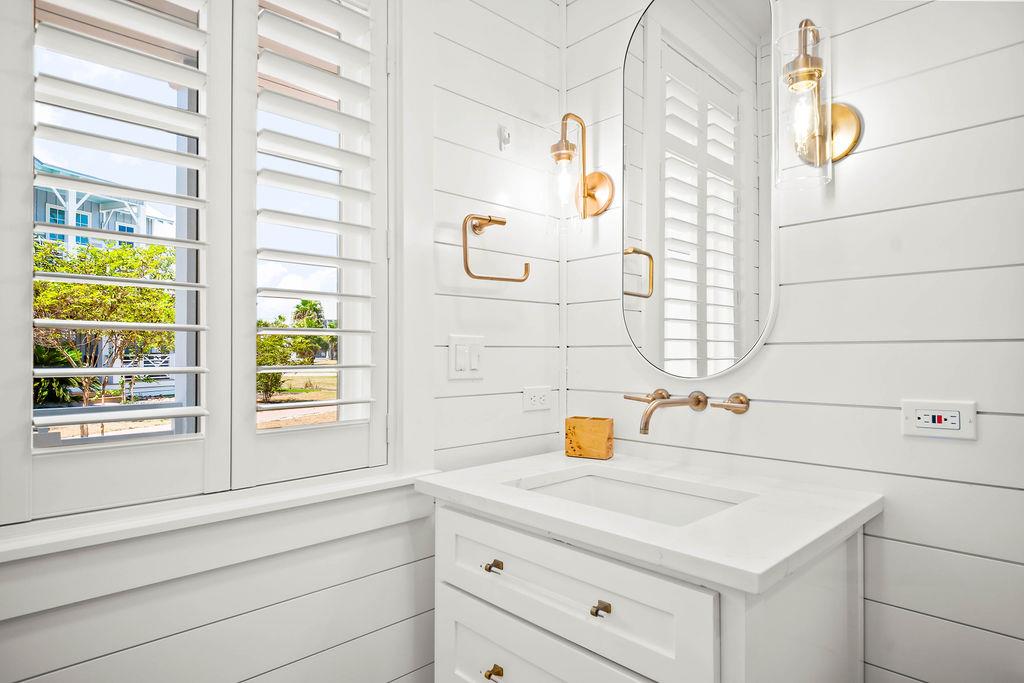 Twin Bathroom, 1st Floor