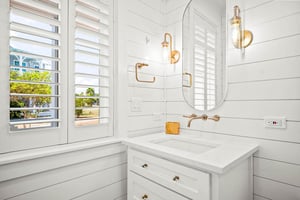 Twin Bathroom, 1st Floor