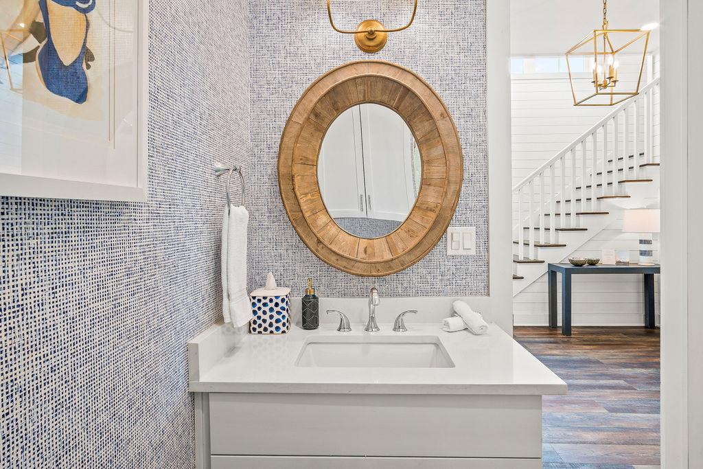 King Bathroom, 1st Floor