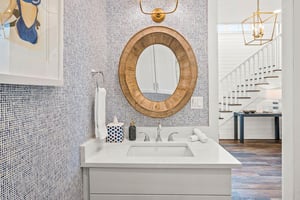 King Bathroom, 1st Floor