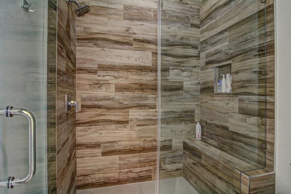 Primary King Bathroom, 1st Floor