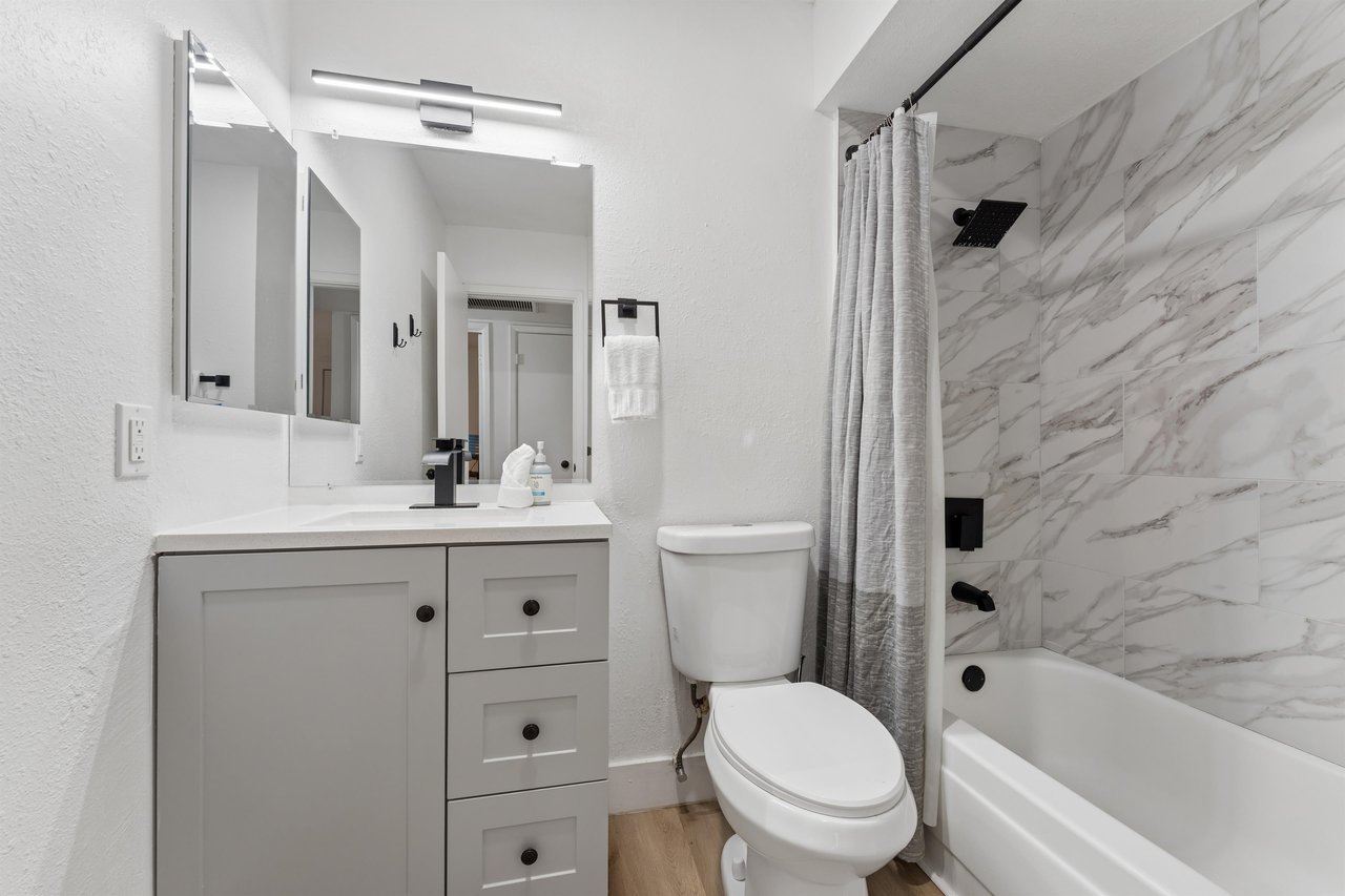 Guest bathroom serving guest bedrooms 1 and 2. Showertub combination.