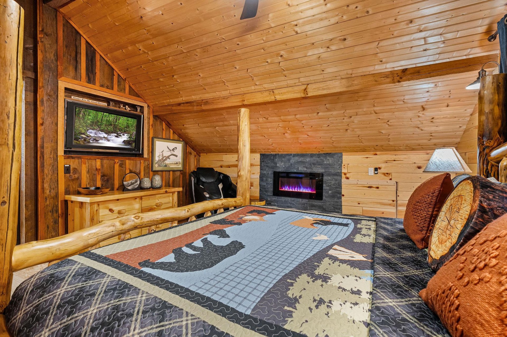 Upstairs master king bedroom