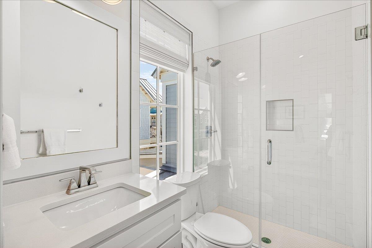 2nd Floor, Detached Queen Ensuite