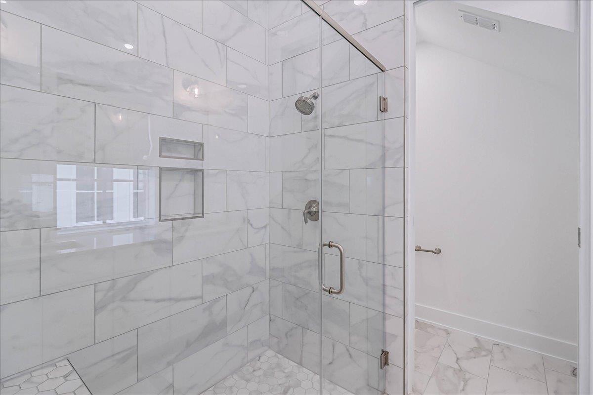 Third King Bathroom, 1st Floor