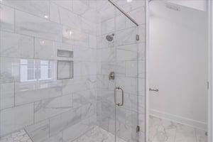 Third King Bathroom, 1st Floor