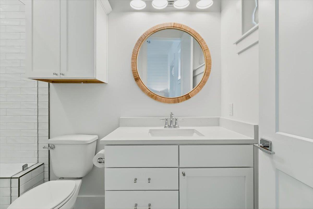 King Bathroom, 2nd Floor