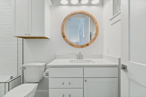 King Bathroom, 2nd Floor