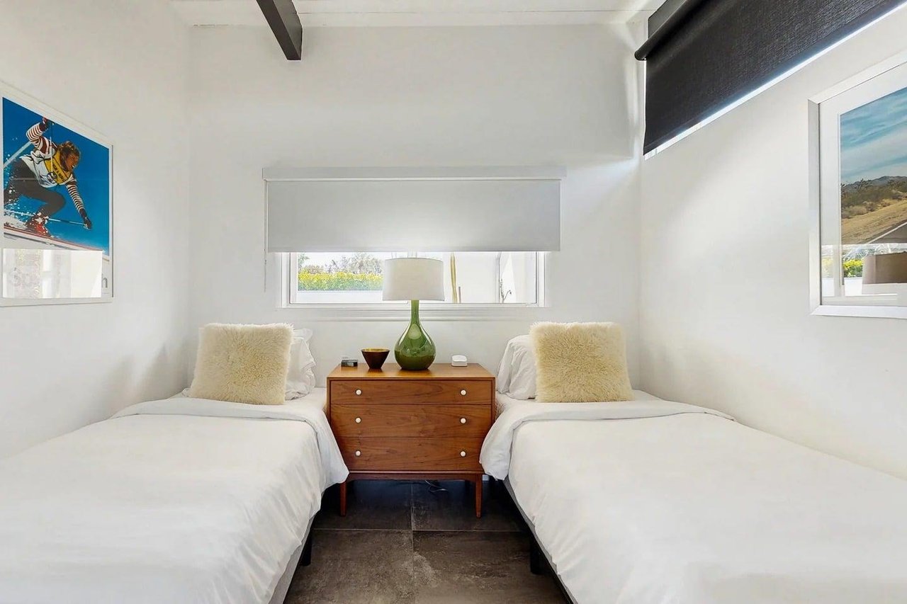 Guest bedroom with twin beds