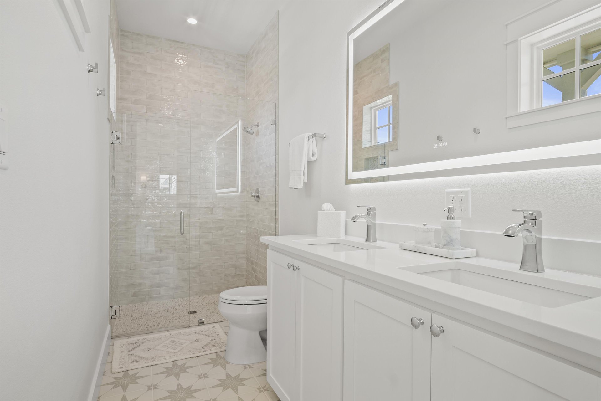 King Bathroom, 1st Floor