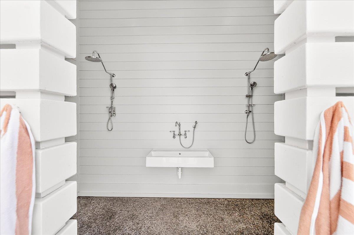 1st Floor, Outdoor Shower