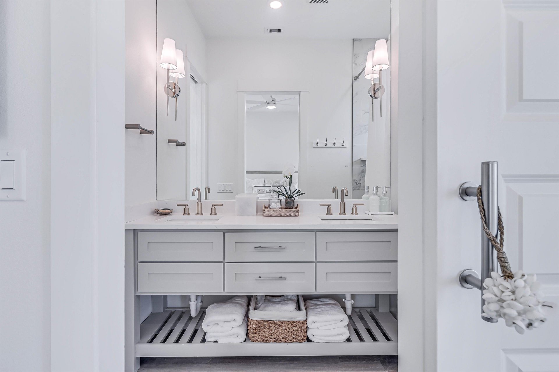 Third King Bathroom, 2nd Floor