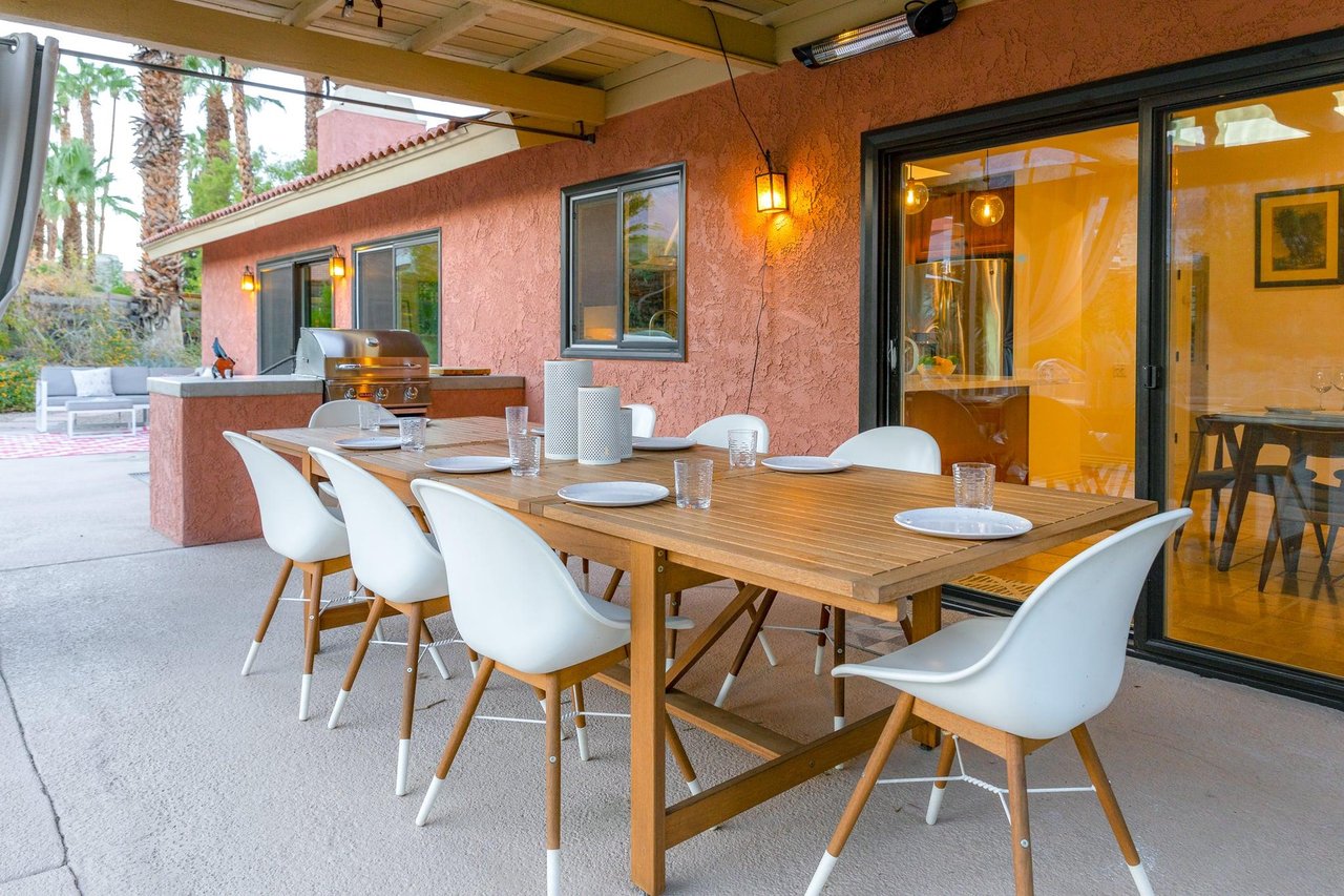 Dining for 8 next to a builtin BBQ grill