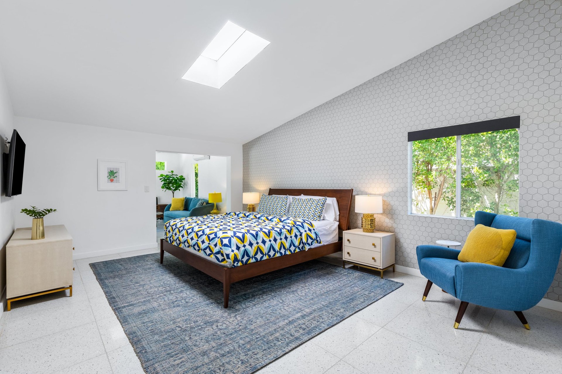 King bed, sitting area, flatscreen TV, and ensuite bathroom.