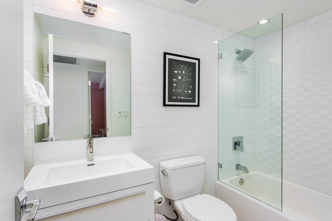 Sparkling guest bath