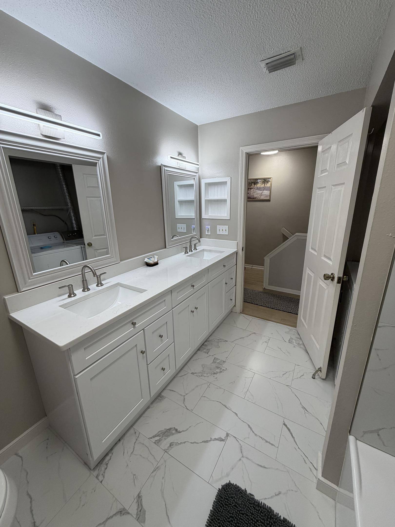 Upstairs Full Bathroom