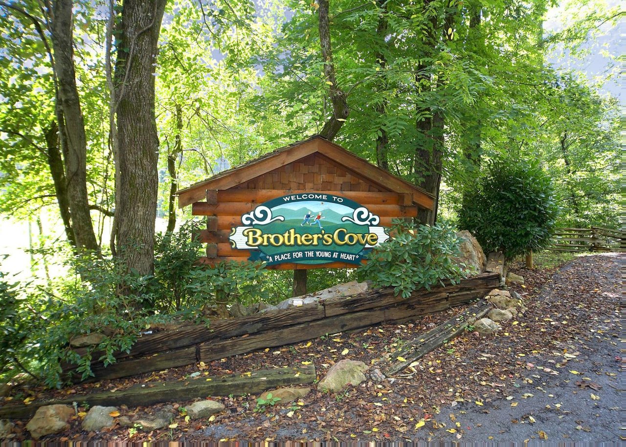 Hoot n Hollar 31 is ideally located just a short drive from downtown Pigeon Forge and Gatlinburg, offering easy access to popular attractions such as Dollywood, The Island, Ripleys Aquarium and the