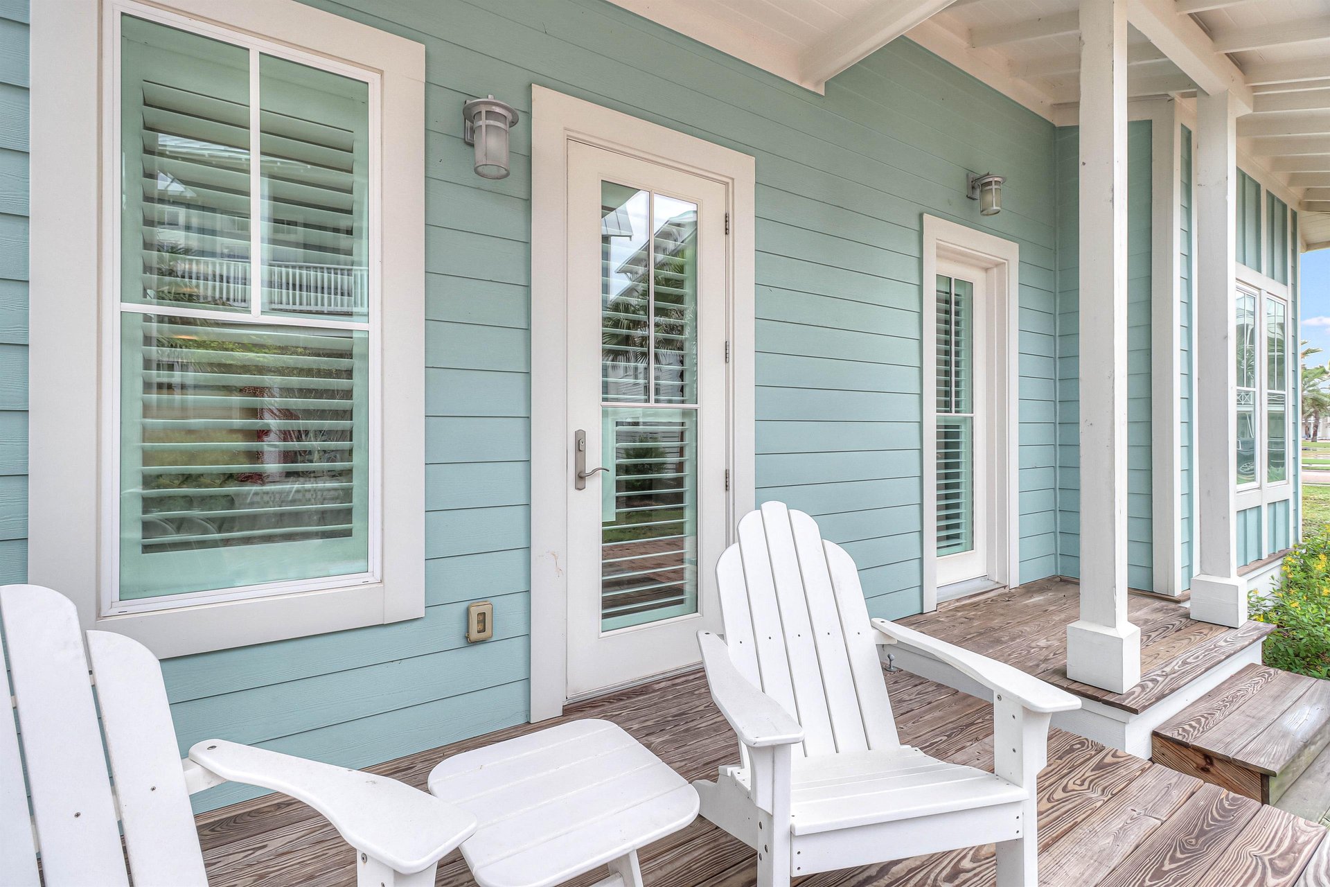 Right Queen Side Patio, 1st Floor