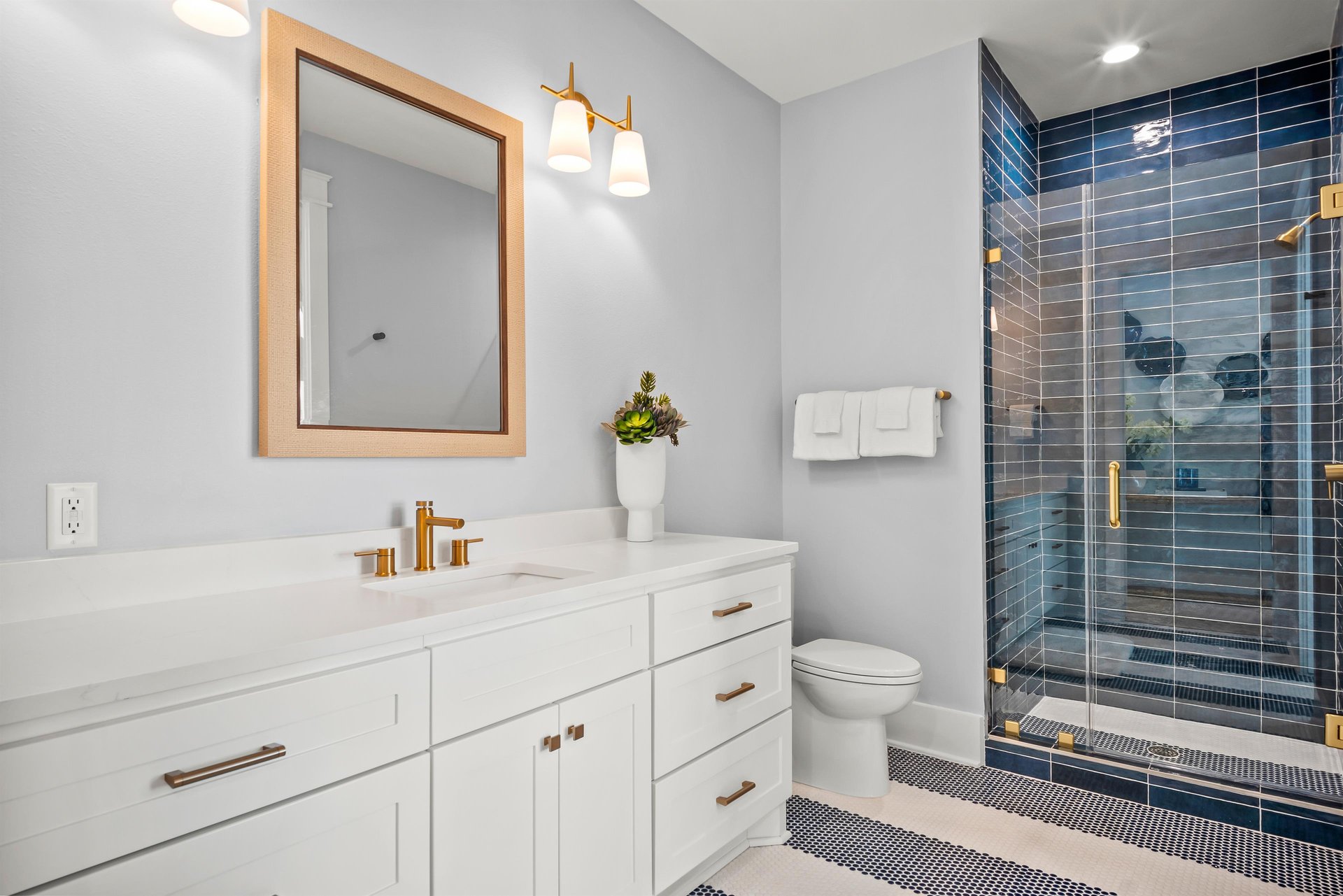 King Bathroom, 1st Floor