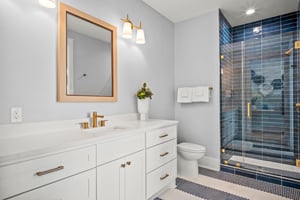 King Bathroom, 1st Floor