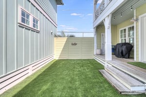 Enclosed side yard