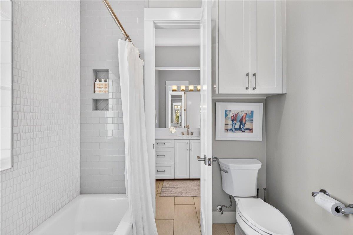 Twin Bathroom, 2nd Floor