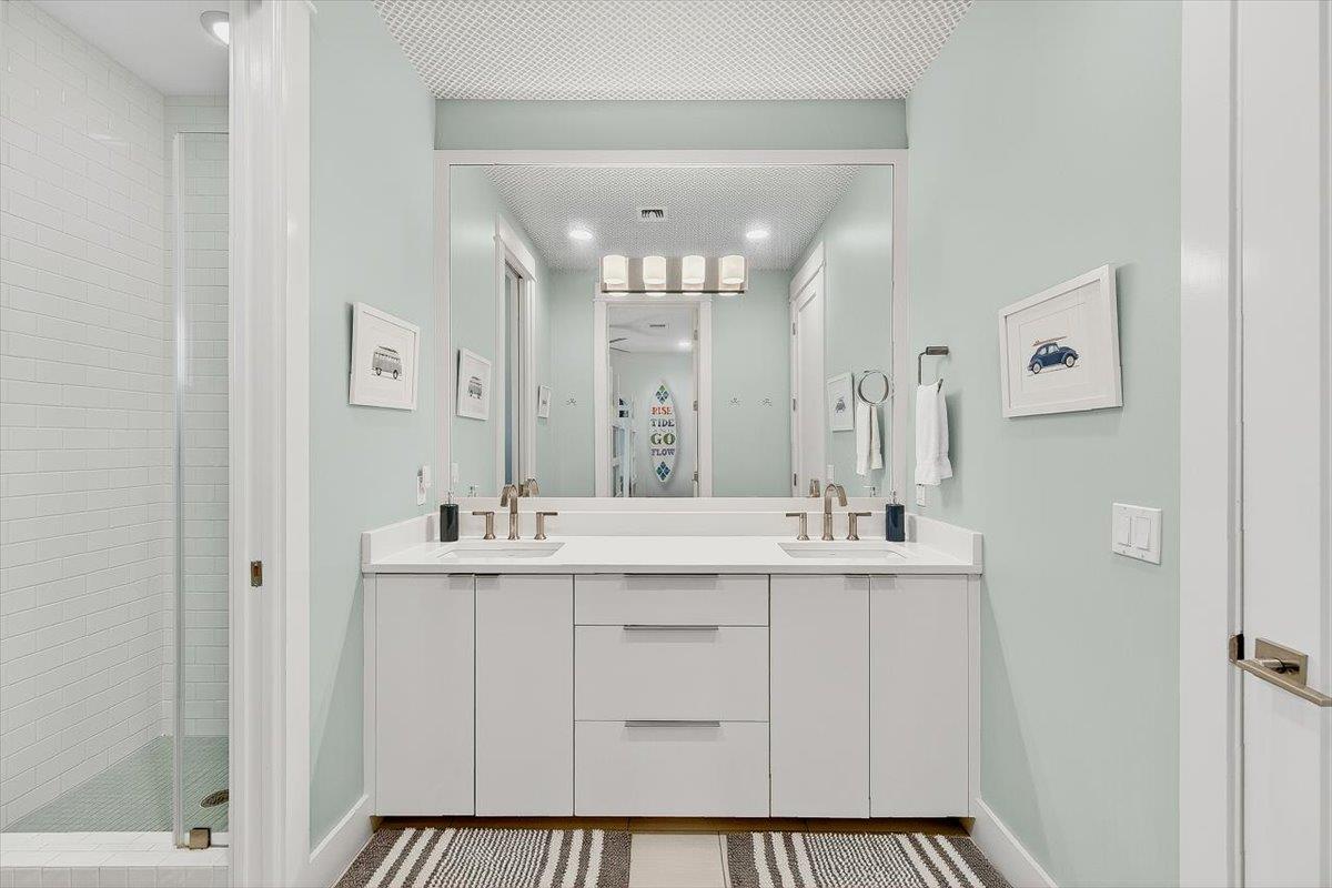 Shared Bathroom, 1st Floor