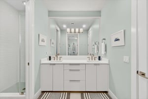 Shared Bathroom, 1st Floor