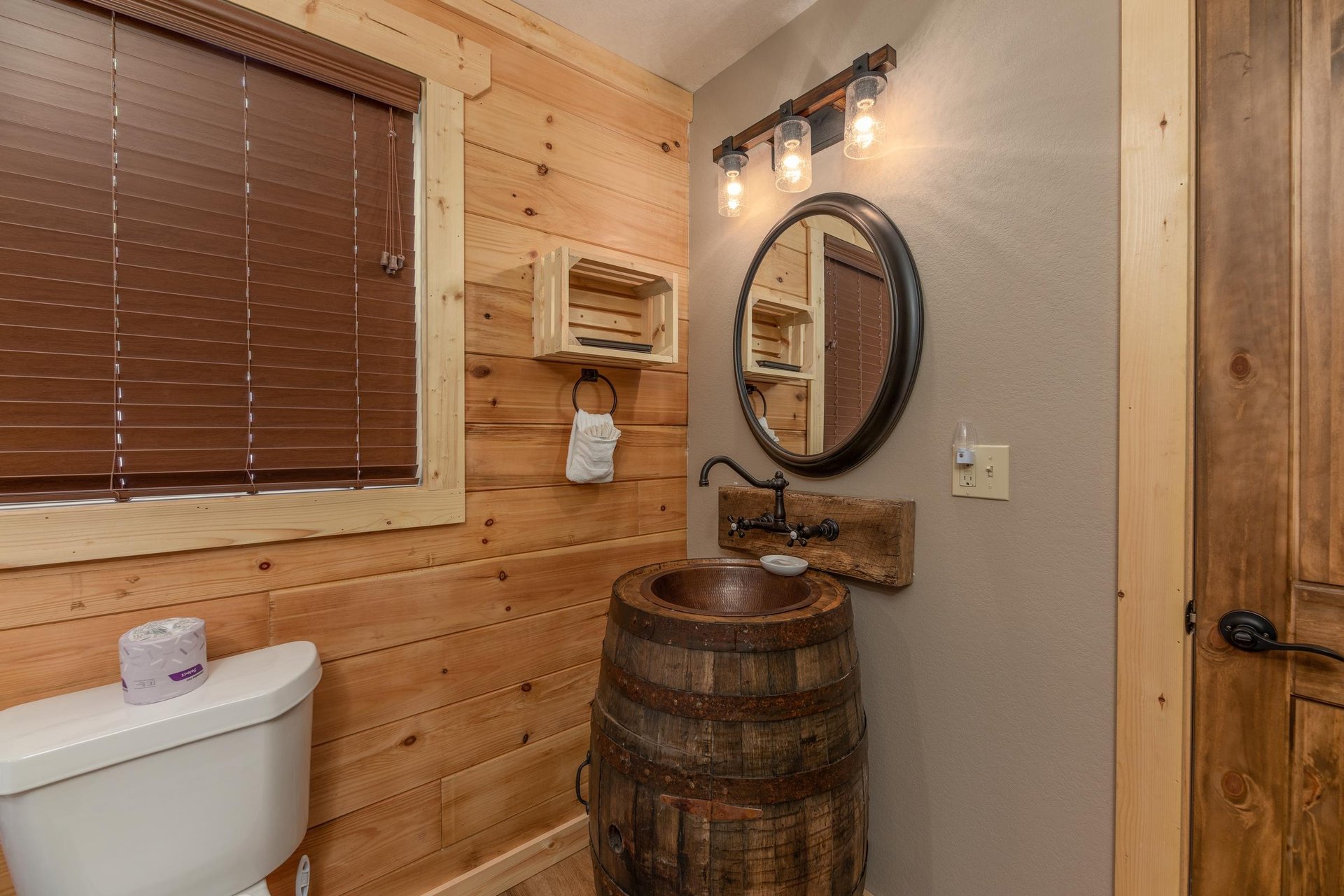 Barrel sink with round mirror