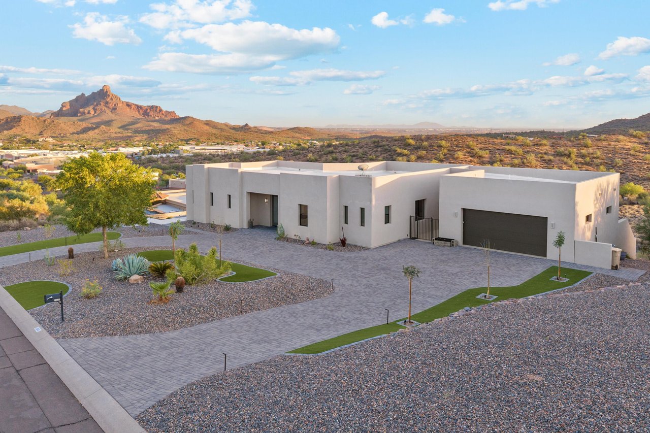 A gorgeous 3 bedroom, 2.5 bathroom with an infinity pool, mountain views, and firepit located in Fountain Hills, AZ