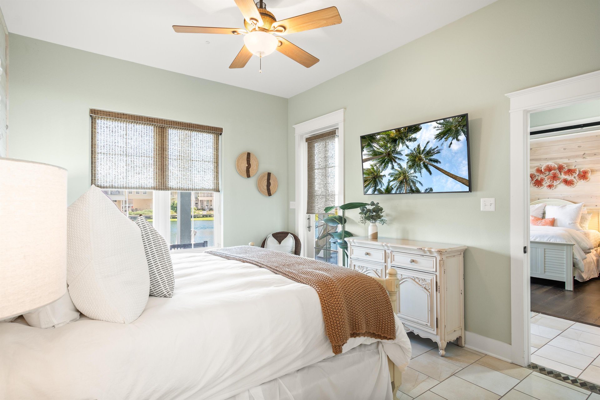 King Bedroom, 1st Floor