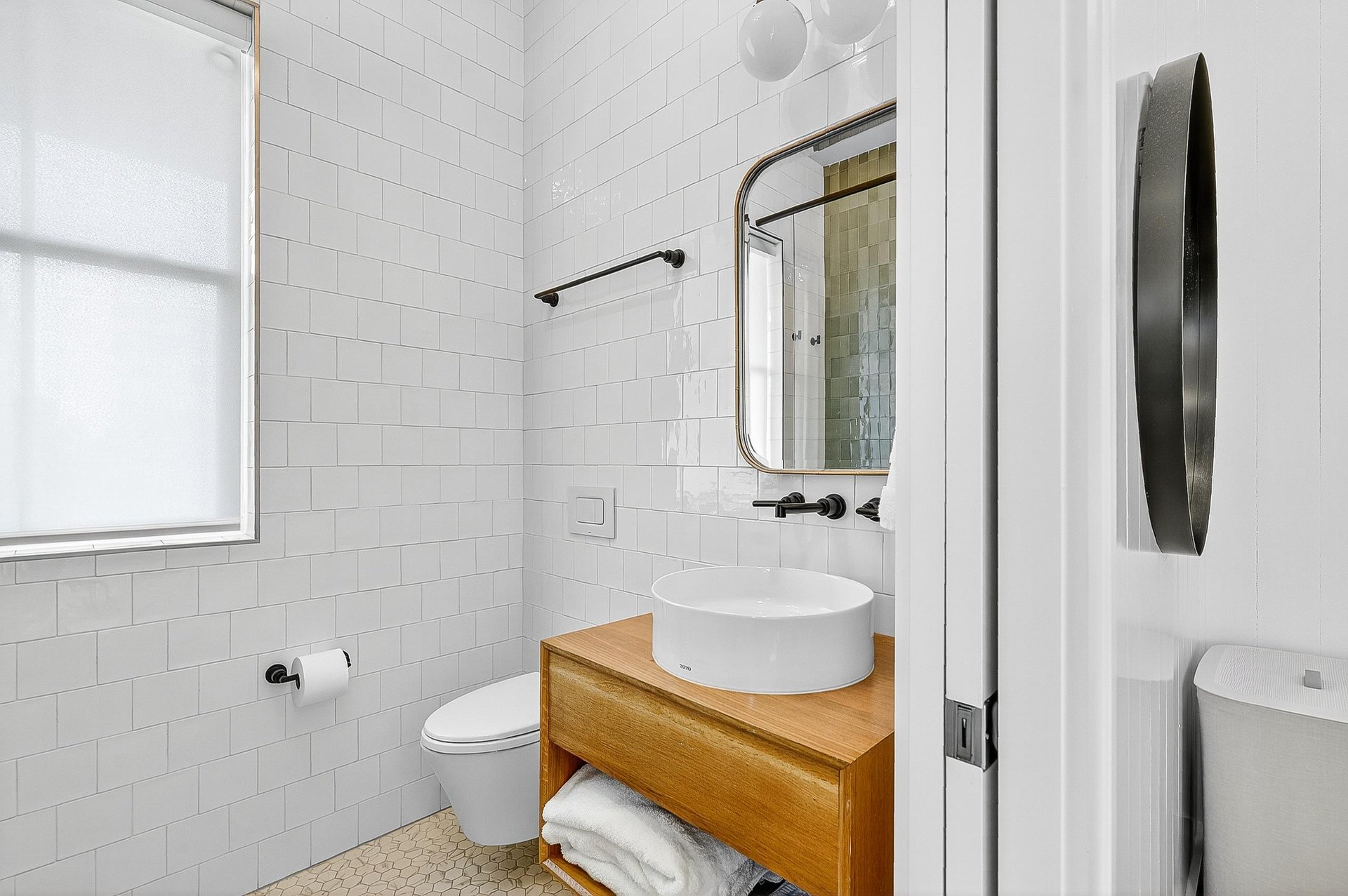 Queen Bathroom, Ground Floor