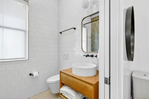 Queen Bathroom, Ground Floor