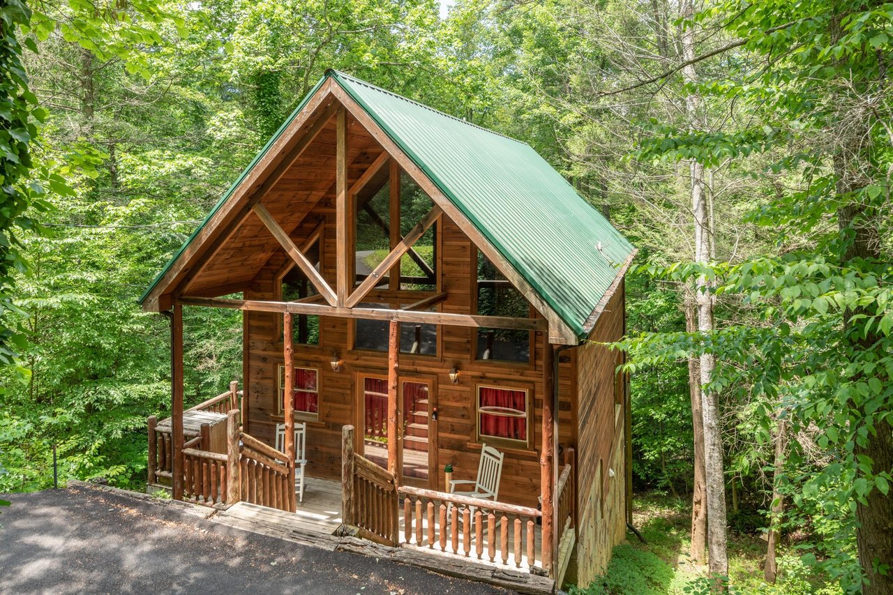 Logans Smoky Den, a 2 bedroom cabin rental located in Pigeon Forge