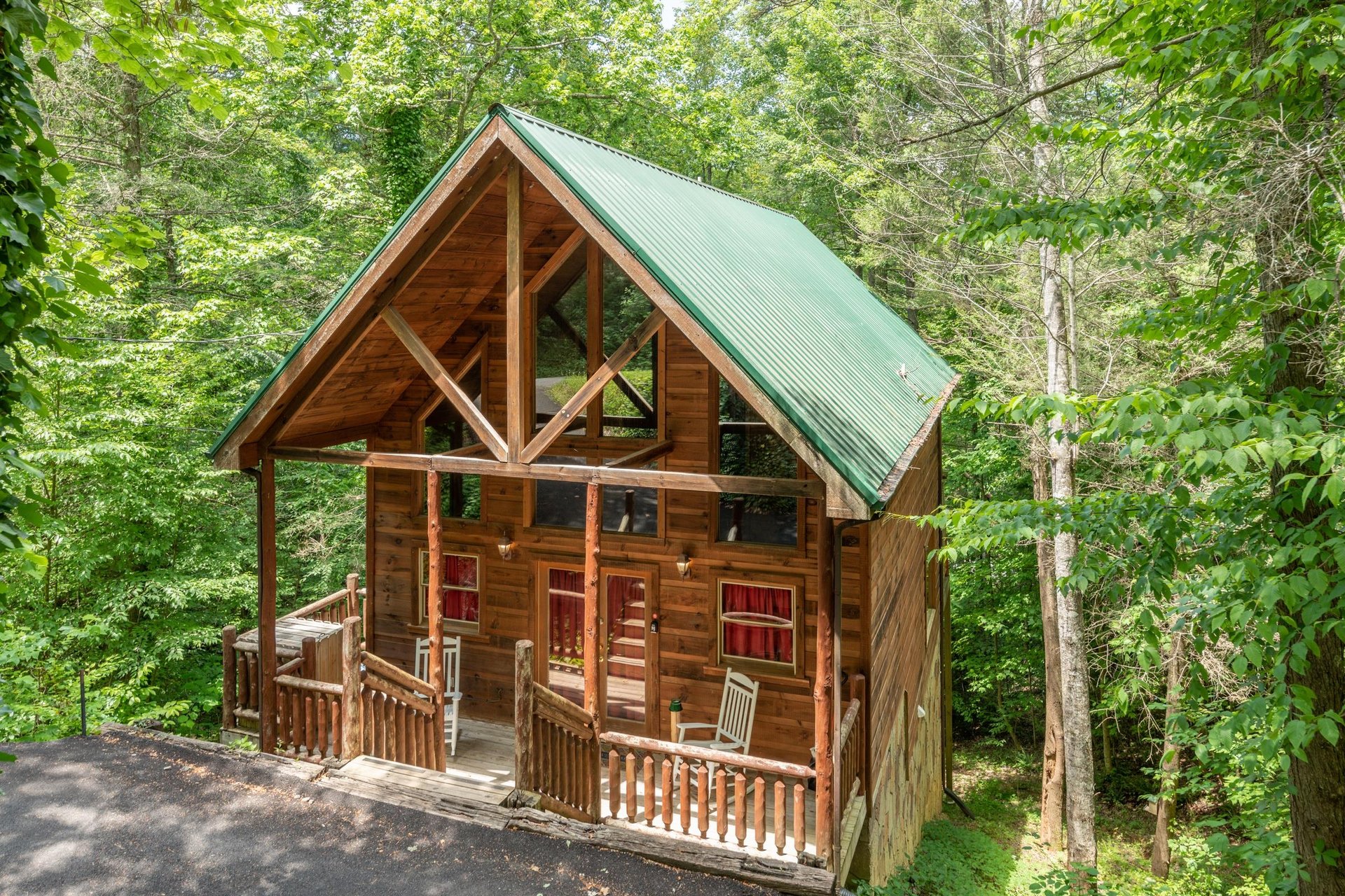 Logans Smoky Den, a 2 bedroom cabin rental located in Pigeon Forge