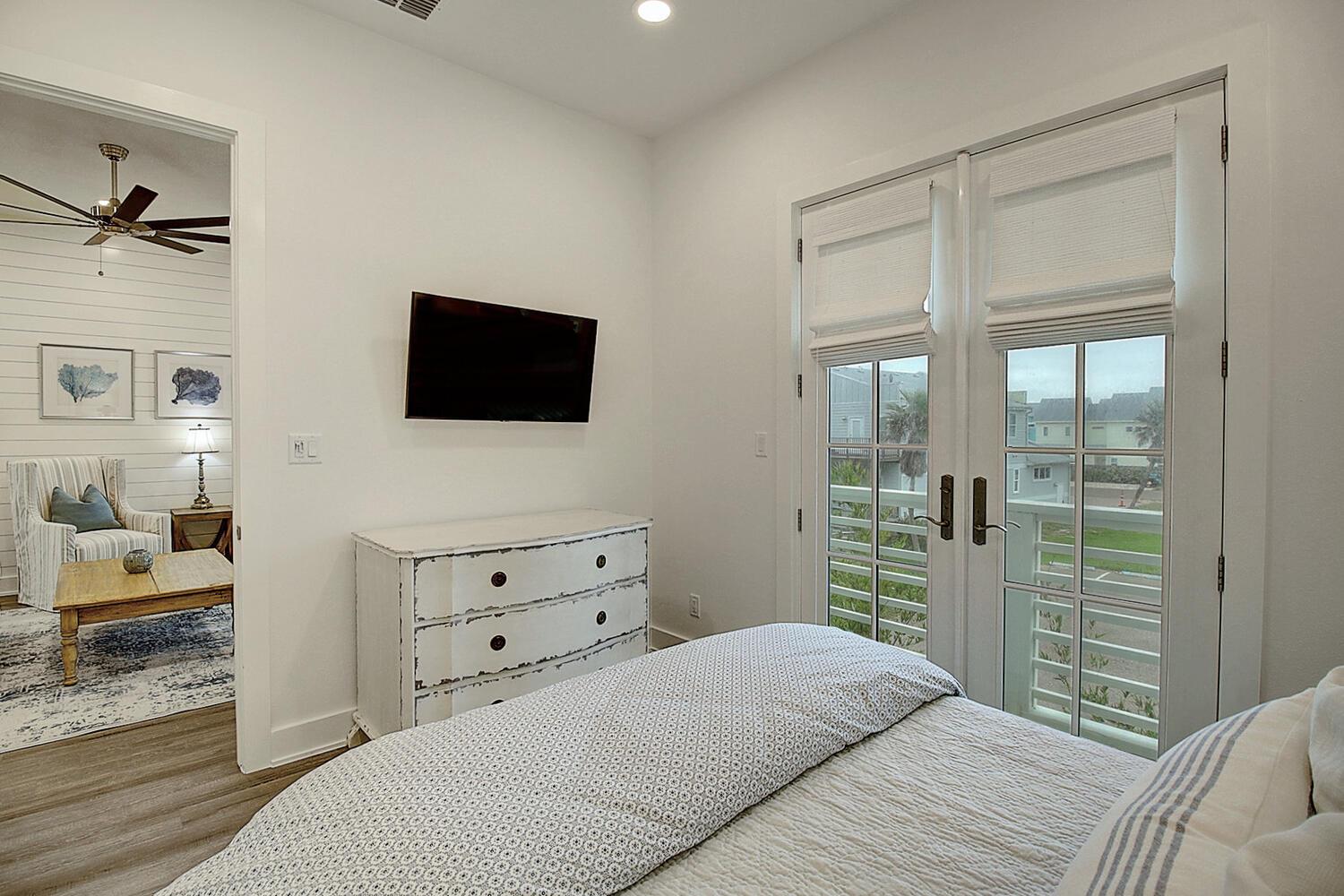 Queen Bedroom with shared bath, 2nd Floor