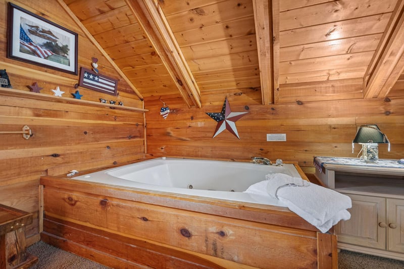 Jacuzzi tub at Beary Good Time, a 1bedroom cabin rental located in Pigeon Forge