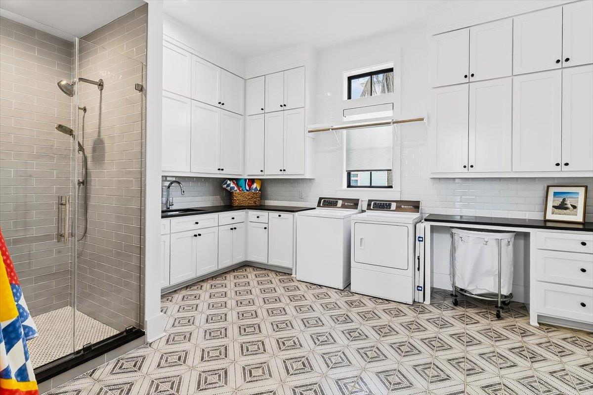 Featuring luxury appliances and a shower to rinse off the sand after enjoying the beach.