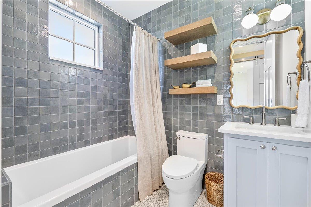 Bunk Bathroom, 1st Floor