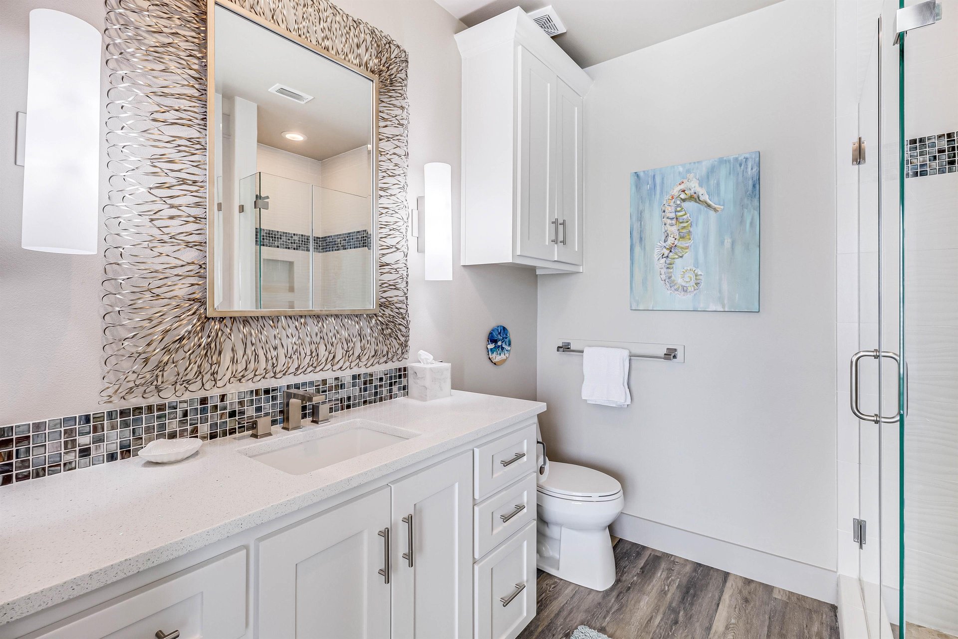 Second King Bathroom, 1st Floor