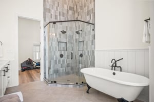 King Bathroom, 3rd Floor