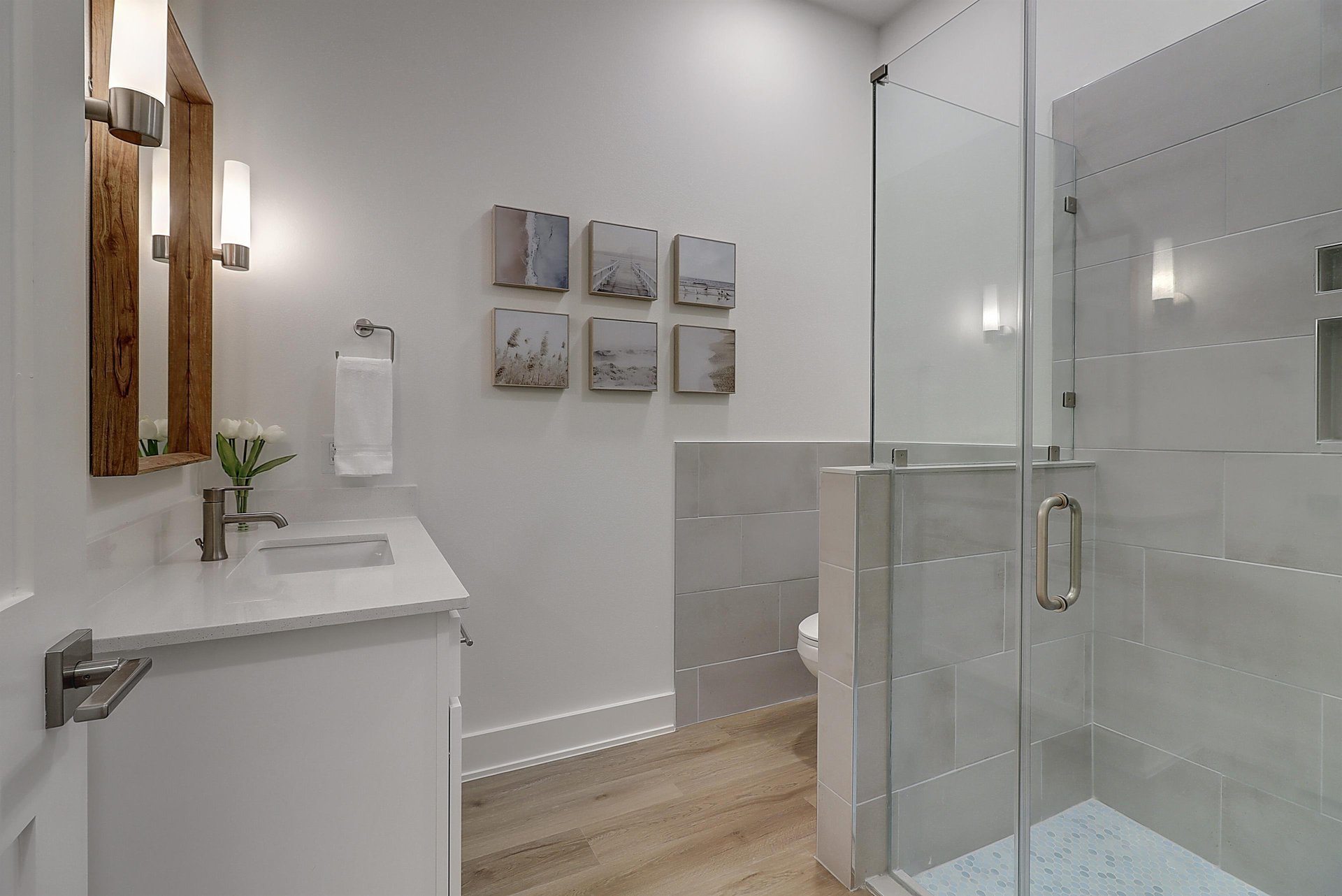 Master Queen Bathroom, 1st Floor