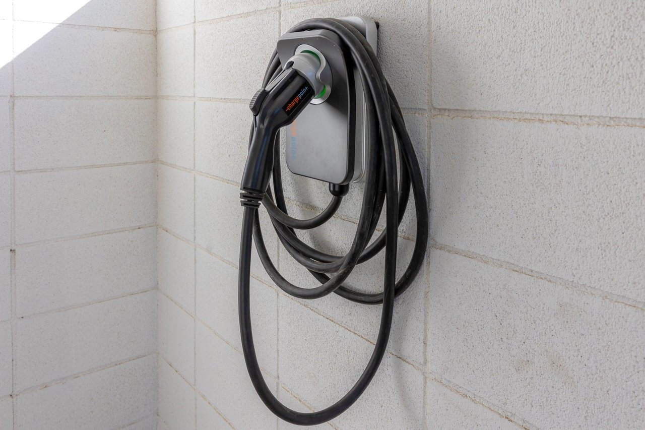 Universal electric charginig station