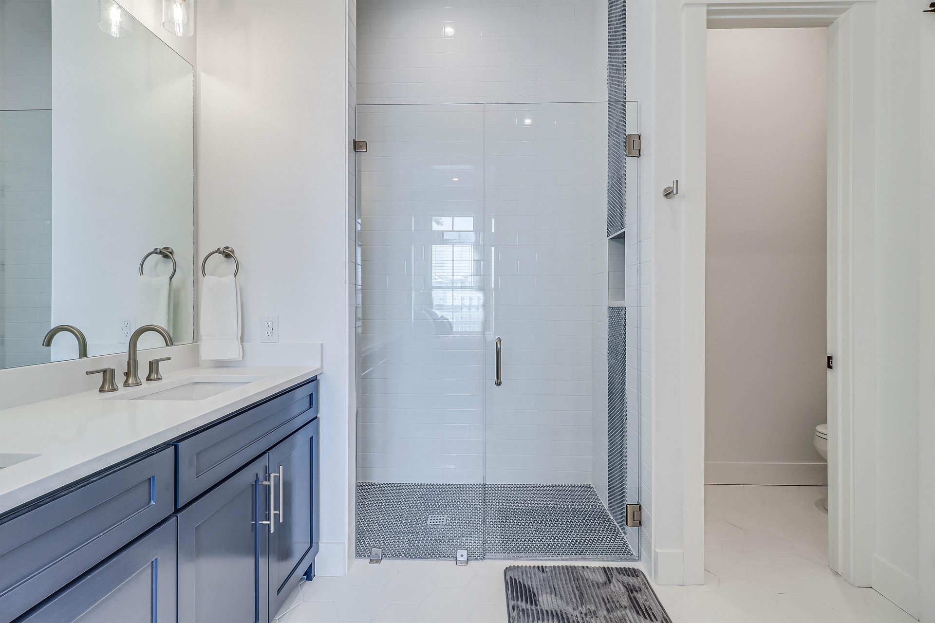 King Bathroom, 1st Floor