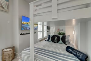 2nd Floor TwinTwin, TwinQueen Bunk Room